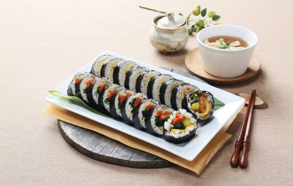 Японские суши на столе с чаем