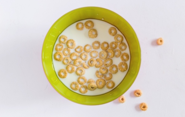 Молоко с хлопьями в миске