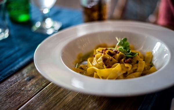 Лапша с мясом в  большой белой тарелке