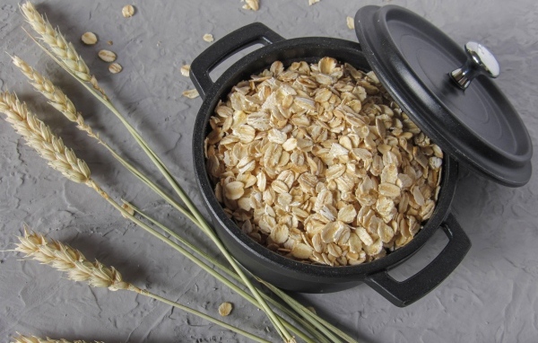 Овсяные хлопья в кастрюле