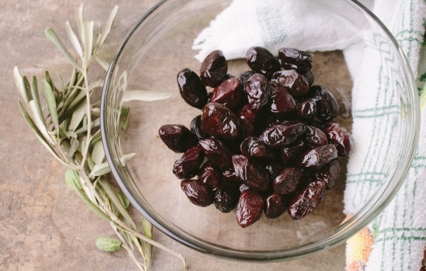 Оливки в стеклянной тарелке 