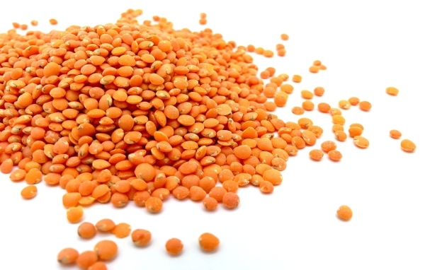 Оранжевая чечевица на белом фоне