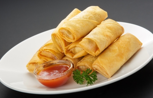 Блины с джемом на большой белой тарелке