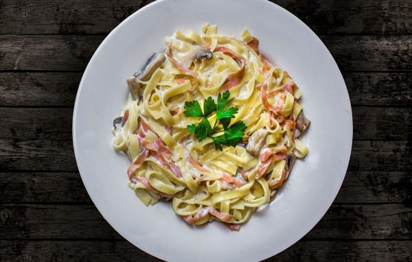 Паста карбонара на большой белой тарелке