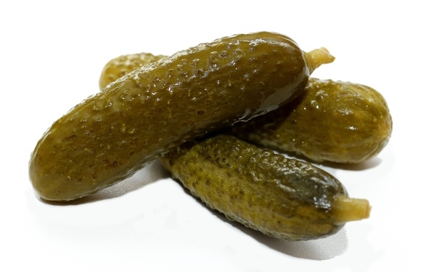 Маринованные корнишоны на белом фоне