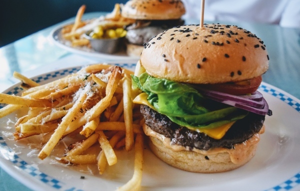 Тарелка с гамбургером и картофелем фри