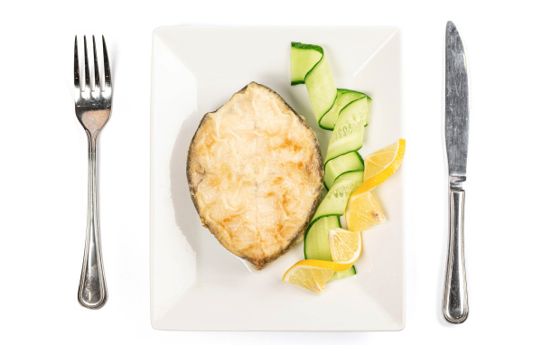 Картофель с огурцом и лимоном на белом столе