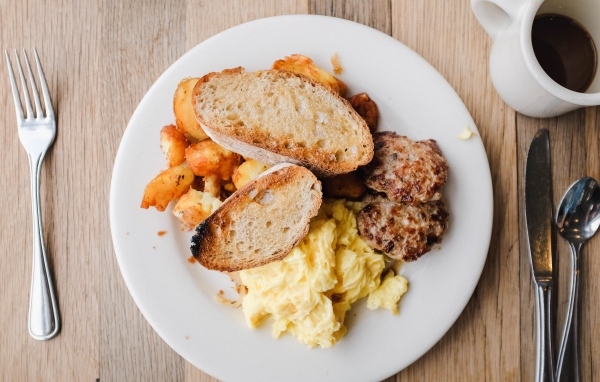 Картофель на тарелке с котлетами и гренками