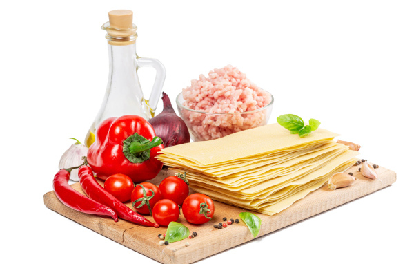 Продукты для лазаньи на белом фоне