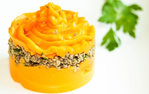 Тыквенное пюре с мясом на тарелке