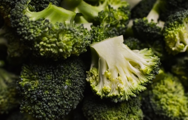 Сырой полезный овощ брокколи