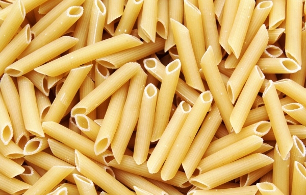 Сырые макароны крупным планом