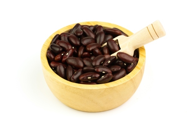 Красная фасоль на белом фоне