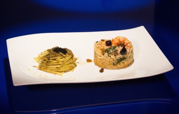 Рис и спагетти на большой белой тарелке