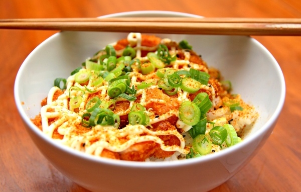 Рис с овощами в тарелке с палочками