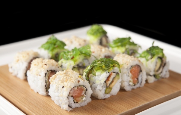 Роллы с рыбой на деревянной доске