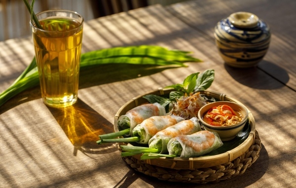 Роллы с зеленью на столе с чаем