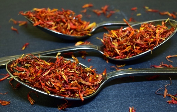 Приправа шафран на ложке