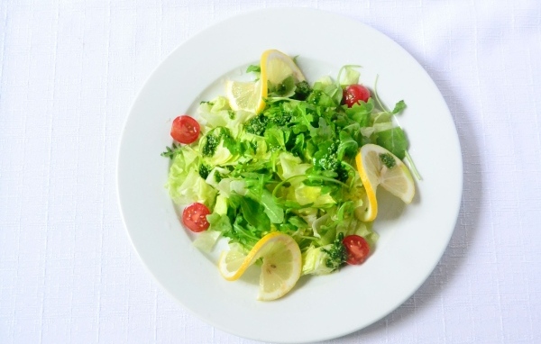 Салат с рукколой, помидорами и лимоном