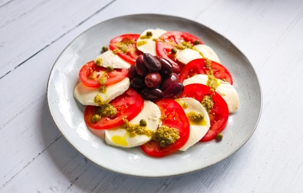 Салат с сыром моцарелла, помидорами и маслинами