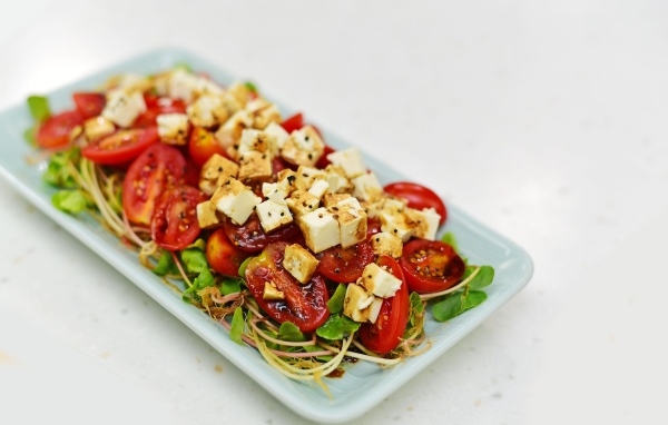 Салат с помидорами и жареным сыром