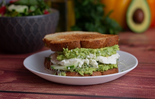 Бутерброд с соусом песто и сыром