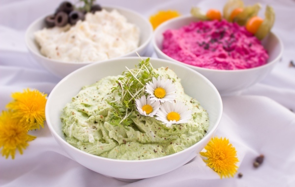 Соусы в белых тарелках на столе