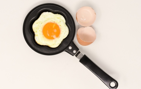 Яичница в маленькой сковороде на столе