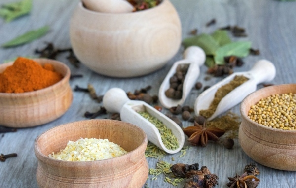 Семена и специи на столе