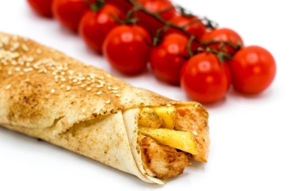 Шаурма с помидорами на столе