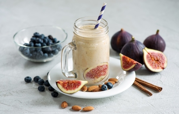 Смузи на столе и инжиром и ягодами черники
