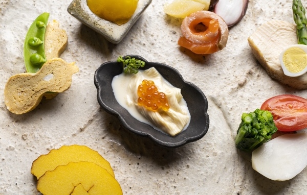 Закуски на столе с соусом