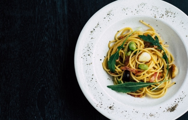 Спагетти с курицей в большой белой тарелке