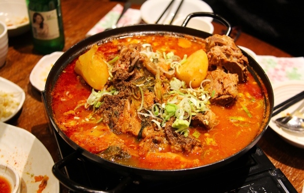 Острый красный суп с мясом