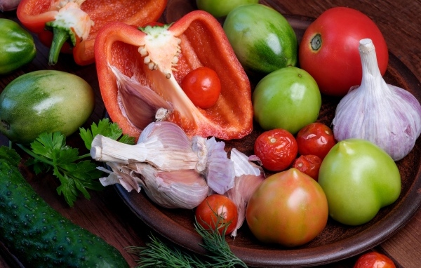 Сладкий перец, помидоры, чеснок и огурец на столе