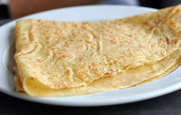Тонкие свежие блинчики на тарелке