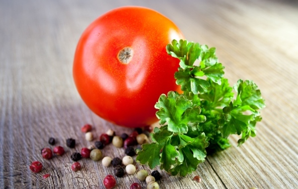 Помидор с петрушкой и перцем горошком
