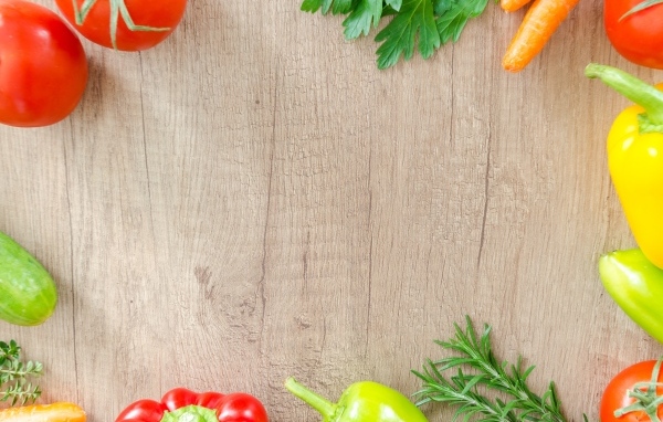 Овощи на деревянном фоне 