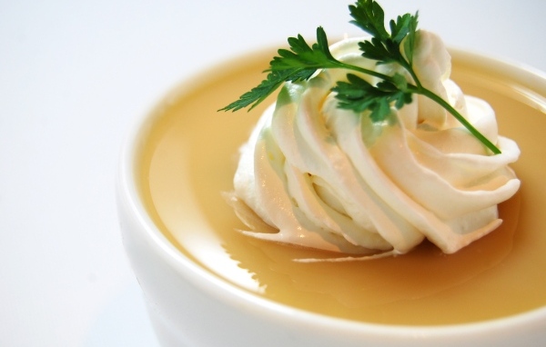 Белый взбитый крем на супе с петрушкой