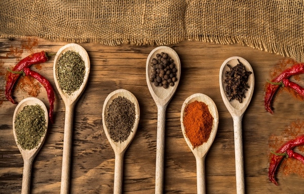 Деревянные ложки со специями на столе