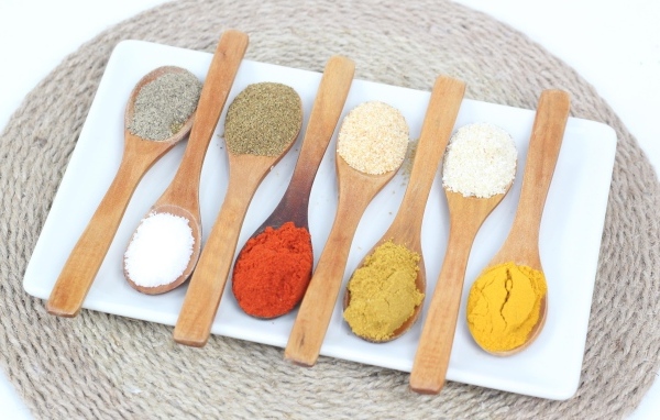 Деревянные ложки с пряными специями на салфетке 