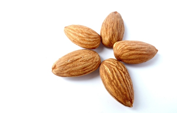 Миндальные орехи на белом фоне крупным планом