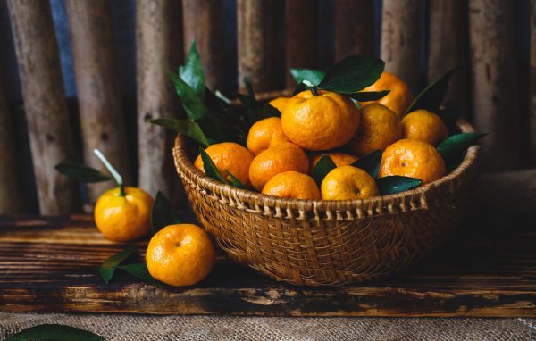 Корзина ароматных мандаринов на столе