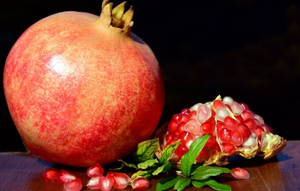 Большой спелый красный гранат крупным планом