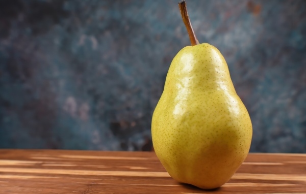 Большая спелая желтая груша