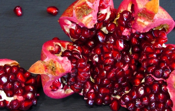 Яркие спелые красные зерна граната