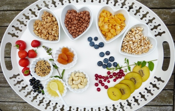 Хлопья с ягодами на большой белой тарелке