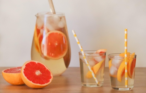 Графин с грейпфрутом и помело