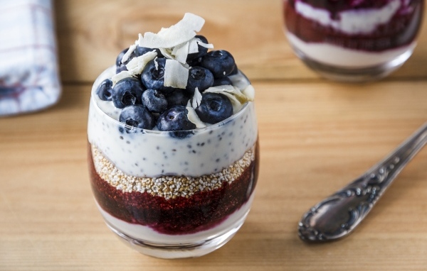 Десерт с ягодами черники в стакане на завтрак