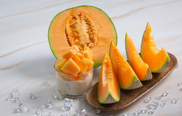 Ароматная спелая дыня на столе со льдом